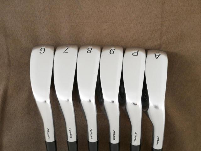 Iron set : PRGR : **มีตำหนิ** ชุดเหล็ก PRGR 04 Forged (รุ่นปี 2025 ตีง่าย ไกลมากๆๆ) มีเหล็ก 6-Pw,Aw (6 ชิ้น) ก้านเหล็ก NS Pro 85 Flex SR (M-40)