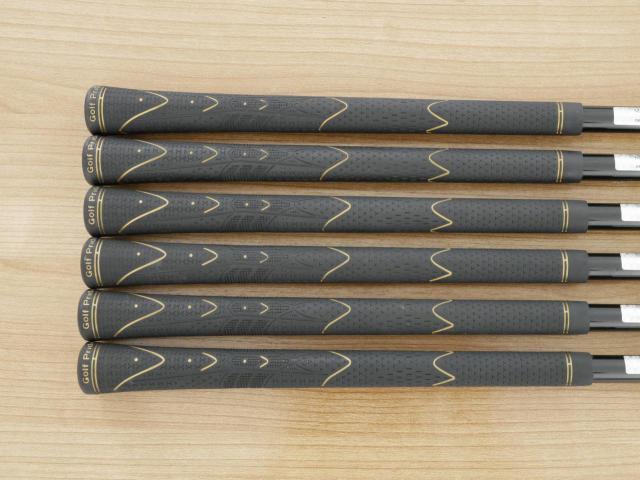 Iron set : Maruman : ชุดเหล็ก Maruman Majesty Royale (รุ่นท๊อปสุด ปี 2021 ของใหม่ 8 หมื่นบาท) มีเหล็ก 6-10,Pw (6 ชิ้น เบอร์ 6 ตีระยะเท่าเบอร์ 5 ของรุ่นอื่น) ก้านกราไฟต์ Flex R