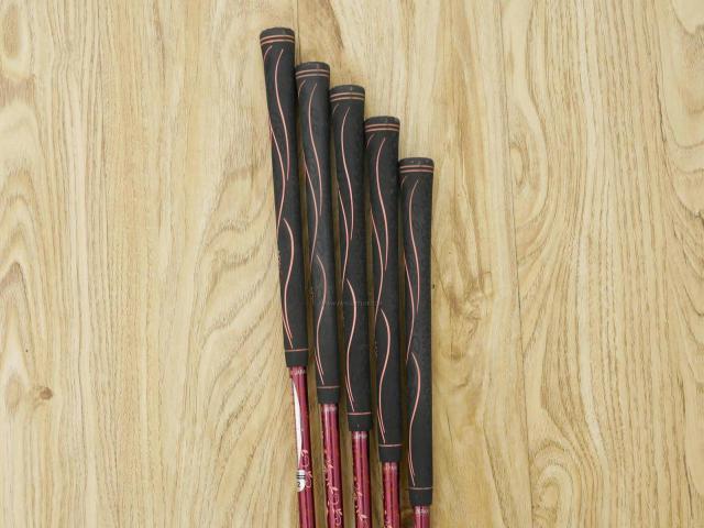 Lady club : All : ชุดเหล็ก Macgregor NV-FL (ใบใหญ่ ตีไกล) มีเหล็ก 7-Pw,Sw (5 ชิ้น) ก้านกราไฟต์ Flex L