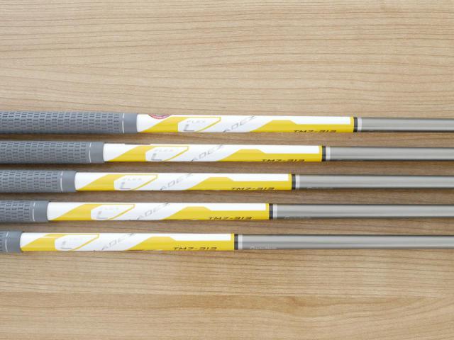 Lady club : All : ชุดเหล็ก Taylormade RocketBladez มีเหล็ก 7-Pw,Sw (5 ชิ้น) ก้านกราไฟต์ Flex L