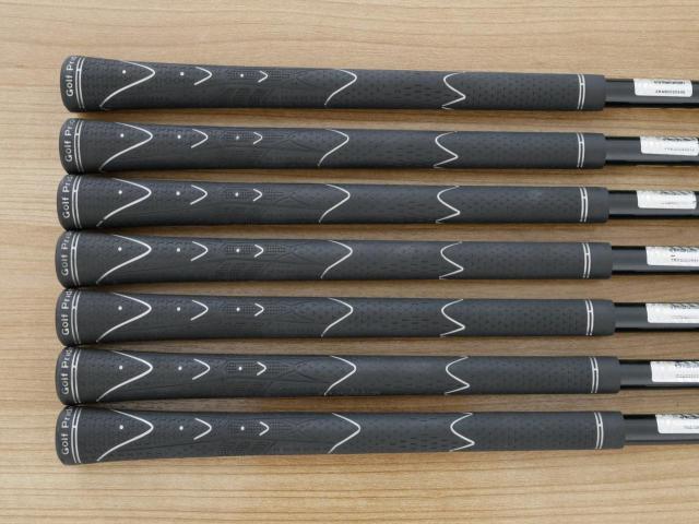 Iron set : Maruman : ชุดเหล็ก Maruman Majesty Royal SP (รุ่นท๊อปสุด ตีง่าย เด้ง ไกลมากๆ) มีเหล็ก 6-10,Pw,Aw (7 ชิ้น ระยะเทียบเท่า 5-Pw,Aw) ก้านกราไฟต์ Flex R