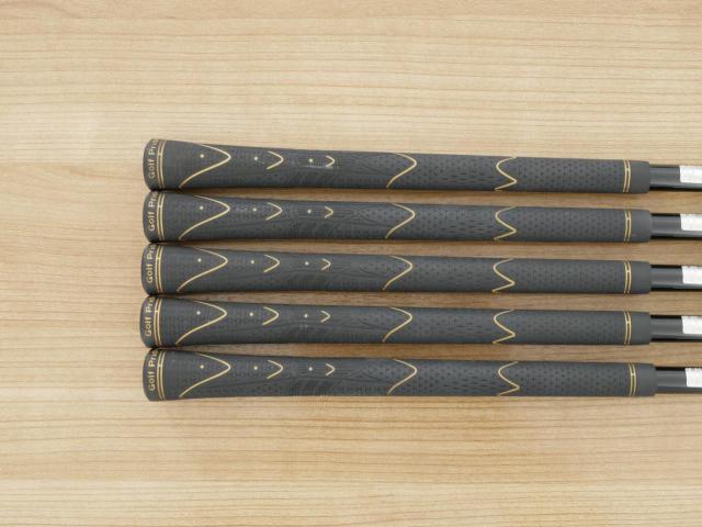 Iron set : Maruman : ชุดเหล็ก Maruman Majesty Royale (รุ่นท๊อปสุด ปี 2021 ของใหม่ 8 หมื่นบาท) มีเหล็ก 7-10,Pw (5 ชิ้น เบอร์ 6 ตีระยะเท่าเบอร์ 5 ของรุ่นอื่น) ก้านกราไฟต์ Flex R2