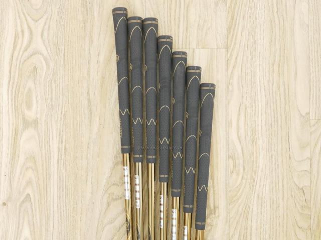 Iron set : Maruman : ชุดเหล็ก Maruman Majesty Prestigio Super 7 (รุ่นท๊อปสุด หน้าเด้ง ตีไกลมาก ของใหม่ 1 แสนบาท) มีเหล็ก 5-Pw,Aw (7 ชิ้น) ก้านกราไฟต์ Flex R