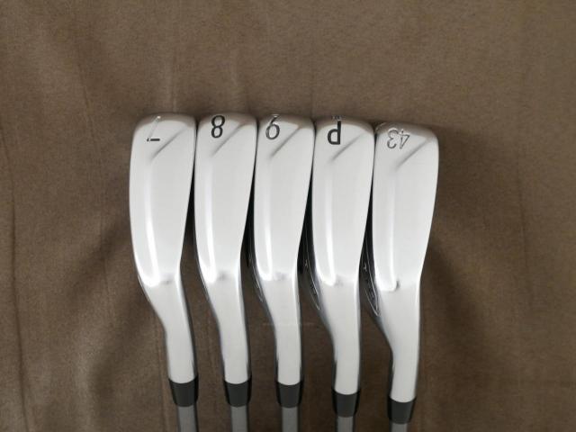 Iron set : Titleist : ชุดเหล็ก Titleist T400 (ตีง่ายที่สุด ไกลที่สุด ออกปี 2020) มีเหล็ก 7-Pw,43 (5 ชิ้น) ก้านกราไฟต์ Mitsubishi TENSEI 50 Flex R