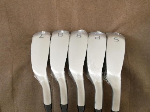 Lady club : All :  **ของใหม่ ยังไม่แกะพลาสติก** ชุดเหล็ก Cobra Darkspeed ADAPT MAX (ออกปี 2025 ตีง่าย ไกล) มีเหล็ก 7-Pw,Sw (5 ชิ้น) ก้านกราไฟต์ Fujikura Speeder Flex A (Lady)