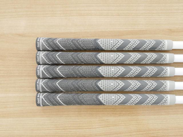Iron set : Taylormade : ชุดเหล็ก Taylormade Aero Burner (ตีง่ายมาก) มีเหล็ก 6-Pw (5 ชิ้น) ก้านกราไฟต์ Flex R