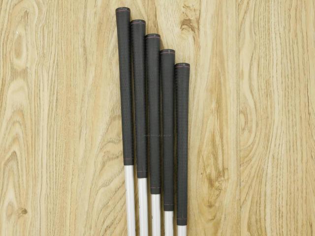 Lady club : All : ชุดเหล็ก Taylormade r9 MAX (ตีง่าย) มีเหล็ก 7-Pw,Sw (5 ชิ้น) ก้านกราไฟต์ Flex L