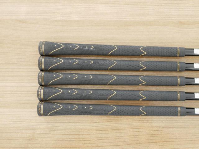 Iron set : Maruman : ชุดเหล็ก Maruman Majesty Royale (รุ่นท๊อปสุด ปี 2021 ของใหม่ 8 หมื่นบาท) มีเหล็ก 7-10,Pw (5 ชิ้น เบอร์ 6 ตีระยะเท่าเบอร์ 5 ของรุ่นอื่น) ก้านกราไฟต์ Flex R2