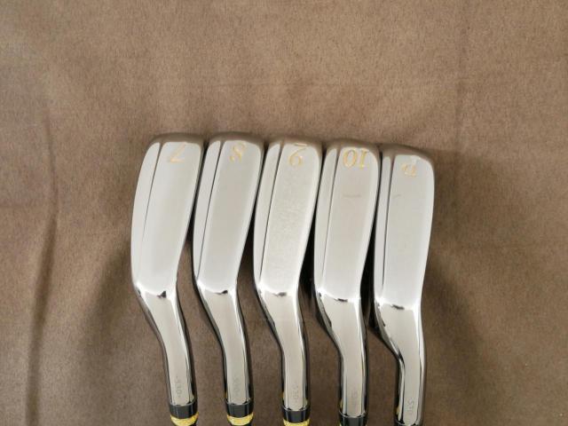 Iron set : Maruman : ชุดเหล็ก Maruman Majesty Royale (รุ่นท๊อปสุด ปี 2021 ของใหม่ 8 หมื่นบาท) มีเหล็ก 7-10,Pw (5 ชิ้น เบอร์ 6 ตีระยะเท่าเบอร์ 5 ของรุ่นอื่น) ก้านกราไฟต์ Flex R2