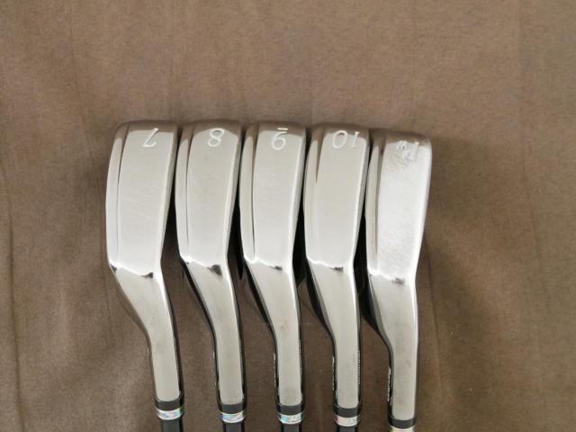 Iron set : Maruman : ชุดเหล็ก Maruman Majesty Royal Black (รุ่นท๊อปสุด ตีง่าย เด้ง ไกลมากๆ) มีเหล็ก 7-10,Pw (5 ชิ้น ระยะเทียบเท่า 6-Pw) ก้านกราไฟต์ Flex R