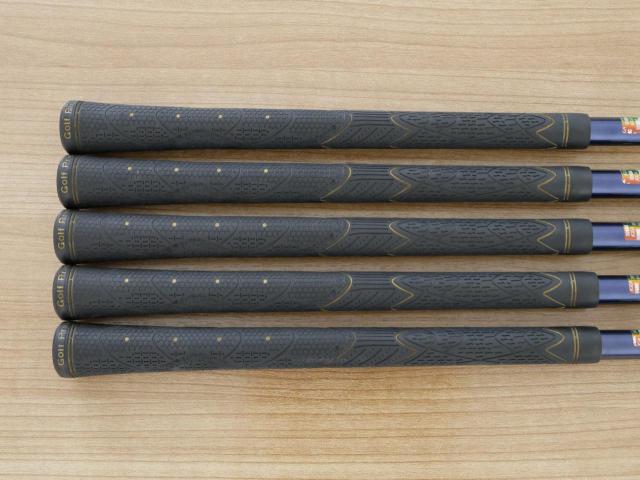 Iron set : Maruman : ชุดเหล็ก Maruman Majesty Royal Black (รุ่นท๊อปสุด ตีง่าย เด้ง ไกลมากๆ) มีเหล็ก 7-10,Pw (5 ชิ้น ระยะเทียบเท่า 6-Pw) ก้านกราไฟต์ Flex R