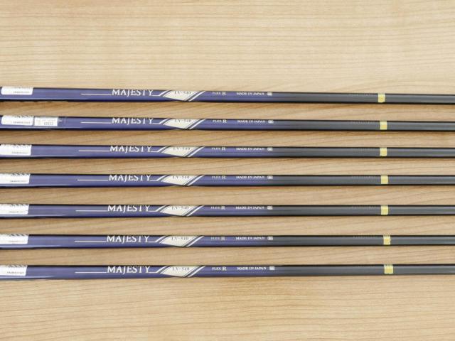 Iron set : Maruman : ชุดเหล็ก Maruman Majesty Royale (รุ่นท๊อปสุด ปี 2022 ของใหม่ 9 หมื่นบาท) มีเหล็ก 7-10,Pw,Aw,Sw (7 ชิ้น เบอร์ 7 ตีระยะเท่าเบอร์ 6 ของรุ่นอื่น) ก้านกราไฟต์ Flex R