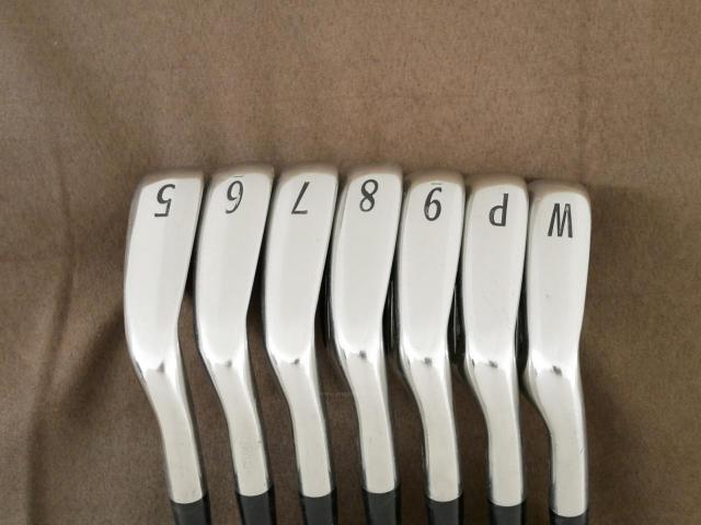 Iron set : Titleist : ชุดเหล็ก Titleist AP1 716 (ออกปี 2016) มีเหล็ก 5-Pw,Aw (7 ชิ้น) ก้านกราไฟต์ Mitsubishi KUROKAGE 65 Flex R