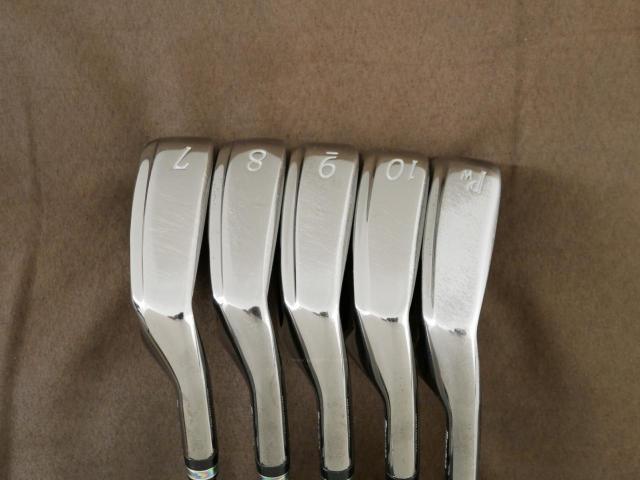 Iron set : Maruman : ชุดเหล็ก Maruman Majesty Royal Black (รุ่นท๊อปสุด ตีง่าย เด้ง ไกลมากๆ) มีเหล็ก 7-10,Pw (5 ชิ้น ระยะเทียบเท่า 6-Pw) ก้านกราไฟต์ Flex R