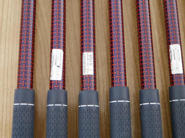 Iron set : Daiwa : ชุดเหล็ก Daiwa OnOff AKA (ออกปี 2021 หน้าเด้ง Maraging ยืดยุบได้ ตีง่าย นุ่ม ไกลมากๆ) มีเหล็ก 6-Pw,Aw,Sw (7 ชิ้น) ก้านกราไฟต์ Flex R