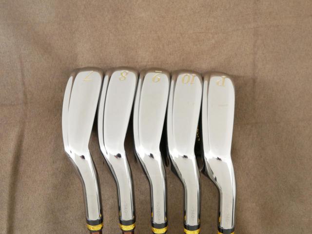 Iron set : Maruman : ชุดเหล็ก Maruman Majesty Prestigio XI (รุ่นท๊อปสุด ปี 2022 หน้าเด้ง ตีไกลมาก ของใหม่ 1.2 แสนบาท) มีเหล็ก 7-10,Pw (5 ชิ้น เทียบเท่า 6-Pw) ก้านกราไฟต์ Flex R