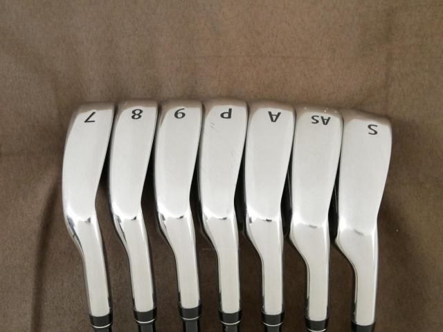 Iron set : Other Brand : ชุดเหล็ก Larouge V มีเหล็ก 7-Pw,Aw,As,Sw (7 ชิ้น) ก้านกราไฟต์ Flex R