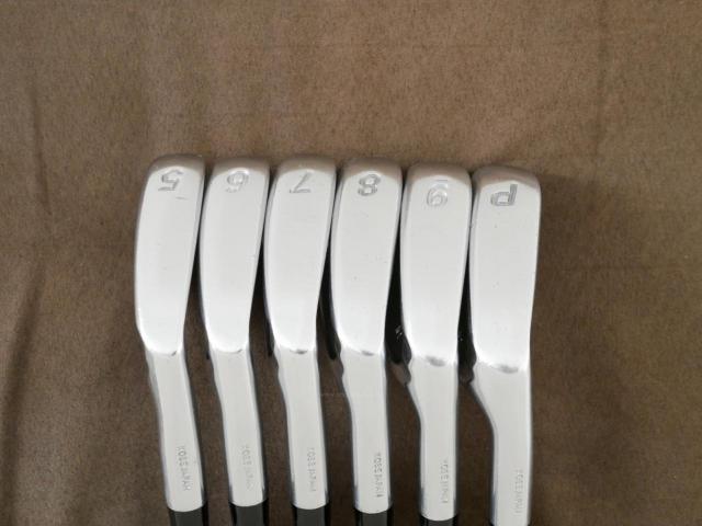 Iron set : Other Brand : ชุดเหล็ก A Grind R1 Forged (นุ่มมากๆ หายากมากๆ) มีเหล็ก 5-Pw (6 ชิ้น) ก้านเหล็ก KBS Tour 120 Flex X
