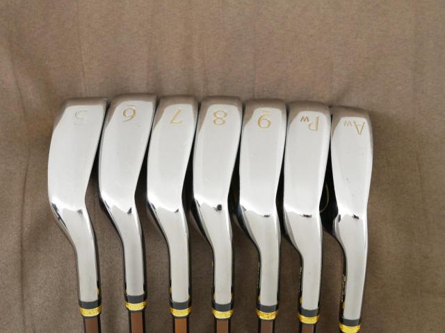 Iron set : Maruman : ชุดเหล็ก Maruman Majesty Prestigio Gold Premium (รุ่นท๊อปสุด หน้าเด้ง ตีไกลมาก ของใหม่ 1 แสนบาท) มีเหล็ก 5-Pw,Aw (7 ชิ้น) ก้านกราไฟต์ Flex R