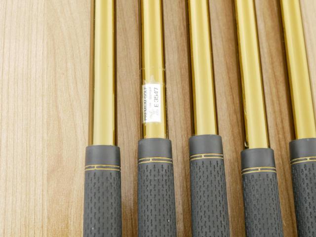 Iron set : Tsuruya : **มีตำหนิ** ชุดเหล็ก Tsuruya AXEL Gold Premium II (รุ่นปี 2017 ของใหม่ 6 หมื่นกว่าบาท หน้าเด้งสุดๆ ไกลสุดๆๆ) มีเหล็ก 7-Pw,Aw (5 ชิ้น) ก้านกราไฟต์ Flex S