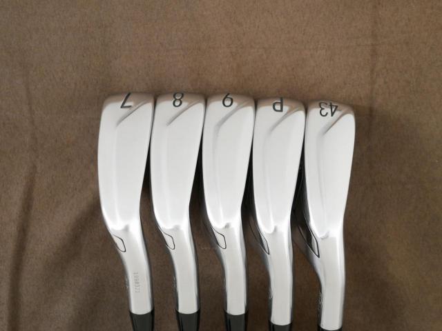 Iron set : Titleist : **มีตำหนิ**ชุดเหล็ก Titleist T400 (ออกปี 2023 ตีง่ายที่สุด ไกลที่สุด) มีเหล็ก 7-Pw,43 (5 ชิ้น)ก้านเหล็ก NS Pro Modus 105 Flex S