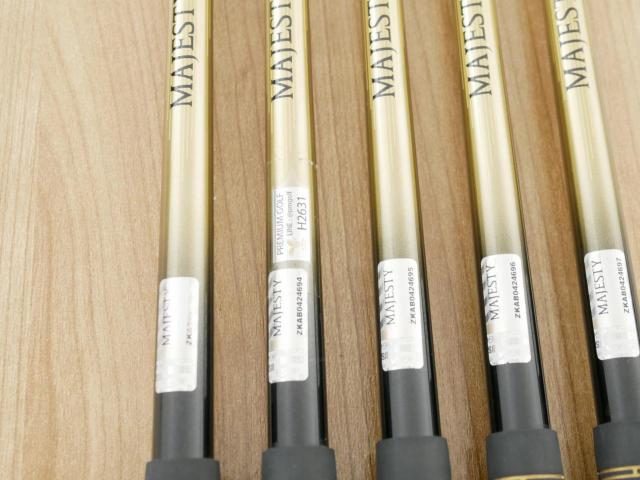 Iron set : Maruman : ชุดเหล็ก Maruman Majesty Royale (รุ่นท๊อปสุด ปี 2021 ของใหม่ 8 หมื่นบาท) มีเหล็ก 7-10,Pw (5 ชิ้น เบอร์ 6 ตีระยะเท่าเบอร์ 5 ของรุ่นอื่น) ก้านกราไฟต์ Flex R2