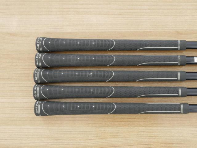 Iron set : Maruman : ชุดเหล็ก Maruman Majesty Royale (รุ่นท๊อปสุด ออกปี 2024 ของใหม่ 9 หมื่นบาท) มีเหล็ก 7-Pw,Aw (5 ชิ้น เบอร์ 7 ตีระยะเท่าเบอร์ 6 ของรุ่นอื่น) ก้านกราไฟต์ Flex R2