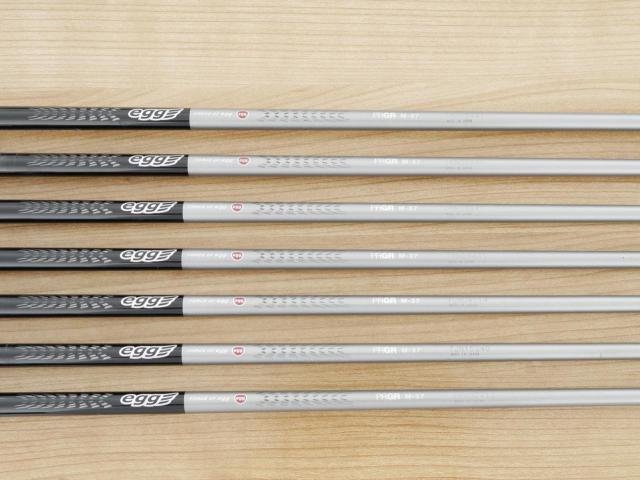 Iron set : PRGR : **มีตำหนิ** ชุดเหล็ก PRGR Egg PF Forged (รุ่นปี 2019 ตีง่ายและไกลมากๆ โกงสุดๆ) มีเหล็ก 7-Pw,Aw,As,Sw (7 ชิ้น) ก้านกราไฟต์ M-37 Flex R