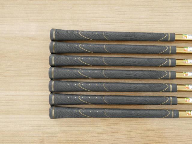 Iron set : Maruman : ชุดเหล็ก Maruman Majesty Prestigio Super 7 (รุ่นท๊อปสุด หน้าเด้ง ตีไกลมาก ของใหม่ 1 แสนบาท) มีเหล็ก 6-10,Pw,Aw (7 ชิ้น) ก้านกราไฟต์ Flex R