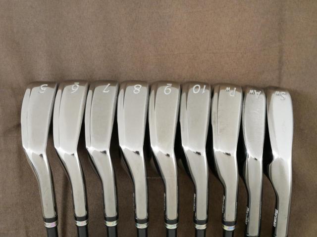 Iron set : Maruman : ชุดเหล็ก Maruman Majesty Royal Black (รุ่นท๊อปสุด ตีง่าย เด้ง ไกลมากๆ) มีเหล็ก 5-10,Pw,Aw,Sw (9 ชิ้น ระยะเทียบเท่า 4-Pw,Aw,Sw) ก้านกราไฟต์ Flex SR