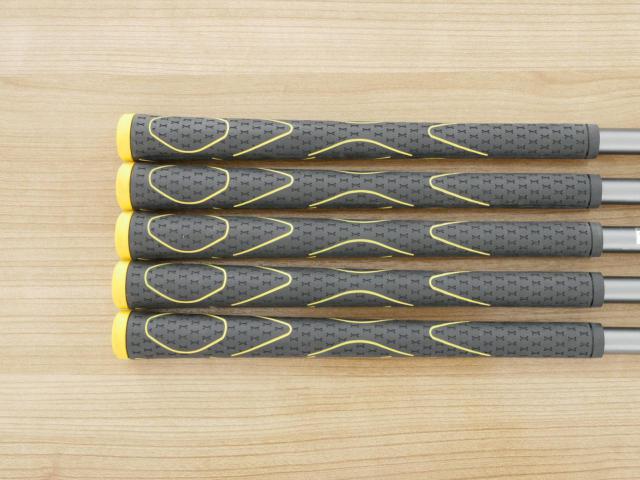 Iron set : Maruman : ชุดเหล็ก Maruman Majesty Royale (รุ่นท๊อปสุด ออกปี 2024 ของใหม่ 9 หมื่นบาท) มีเหล็ก 6-Pw (5 ชิ้น เบอร์ 6 ตีระยะเท่าเบอร์ 5 ของรุ่นอื่น) ก้านกราไฟต์ Fujikura MCI 60 Flex S