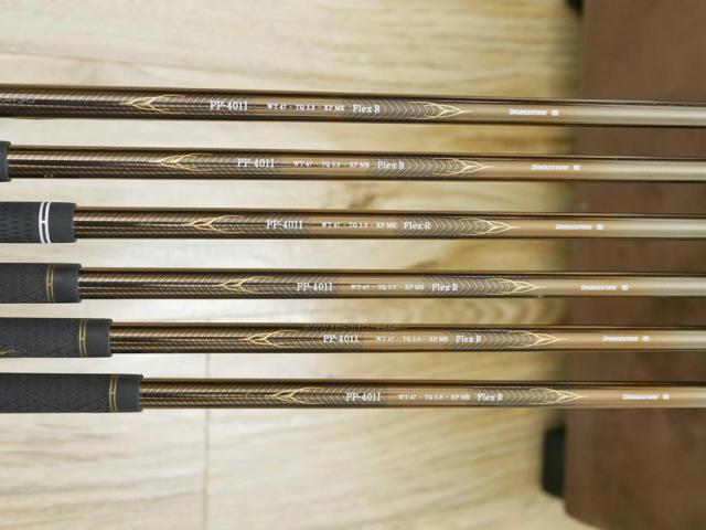 Iron set : Tourstage : ชุดเหล็ก Tourstage PHYZ Premium Model (รุ่นท๊อปสุด หายากสุด ตีง่าย ไกล เหมาะกับซีเนียร์) มีเหล็ก 5-Pw (6 ชิ้น) ก้านกราไฟต์ FLex R