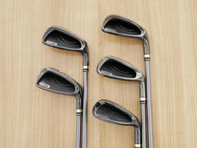Iron set : PRGR : **มีตำหนิ**ชุดเหล็กกระเทย PRGR Egg II (ตีง่ายและไกลมาก)  มีเหล็ก 8-Pw,Aw (5 ชิ้น) ก้านกราไฟต์ Flex R (M-37)