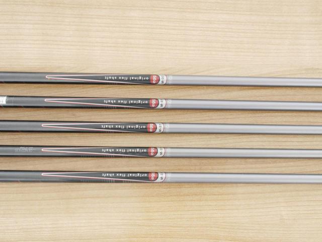 Iron set : PRGR : **มีตำหนิ**ชุดเหล็กกระเทย PRGR Egg II (ตีง่ายและไกลมาก)  มีเหล็ก 8-Pw,Aw (5 ชิ้น) ก้านกราไฟต์ Flex R (M-37)